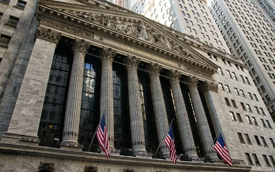 Wall Street arranca sessão com ganhos ligeiros