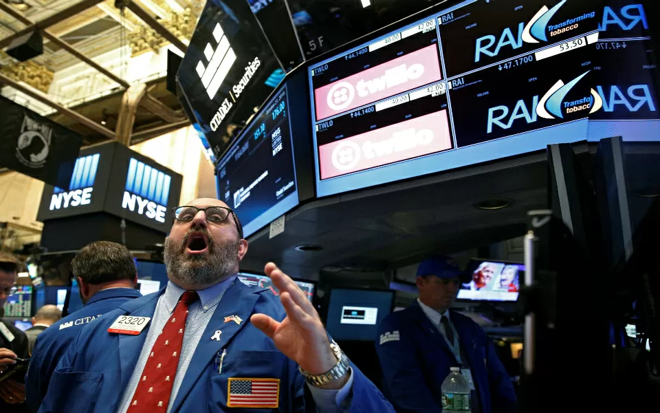 Wall Street fecha em alta apesar do processo anti-Powell