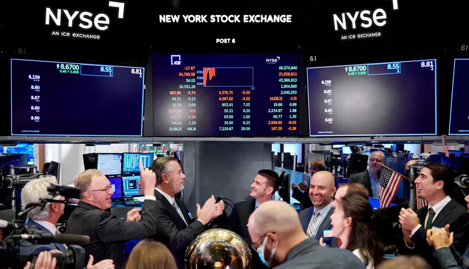 Emprego e adiamento do Supremo sobre tarifas dão gás a Wall Street