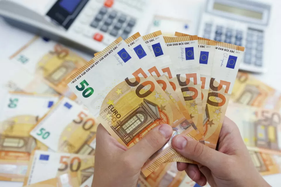 Euro ultrapassa 1,18 dólares e toca máximo desde setembro