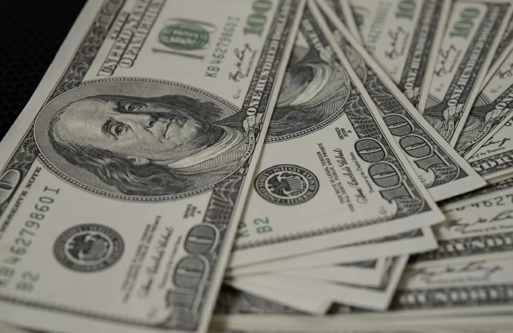 Dólar fecha a R$ 5,24 com anúncio de novo presidente do FED, mas acumula queda de mais de 4% no mês