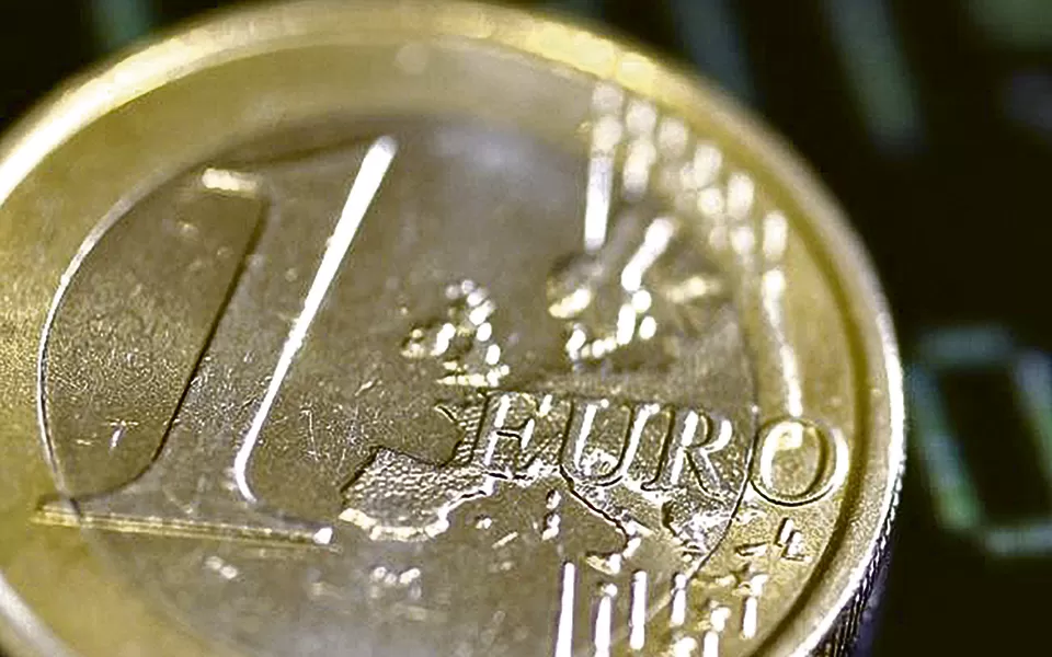 Euro sobe face ao dólar mas mantém-se no patamar dos 1,18 dólares