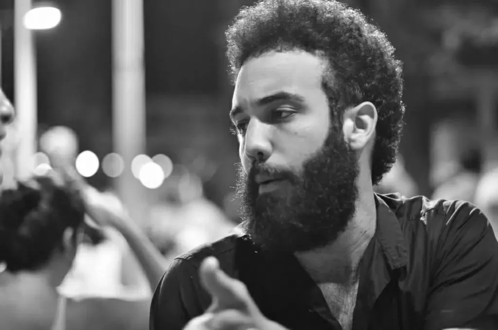 Morre aos 40 anos Tiago West, conhecido por quadro com poesia sobre Recife