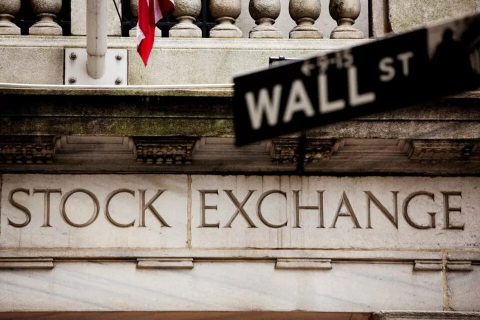 Wall Street encerra sessão em queda marcada pela tecnologia e desaire da bitcoin