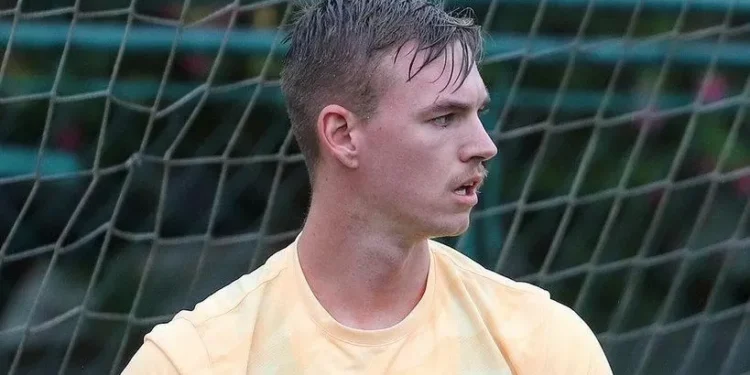 Goleiro do São Paulo é internado após levar bolada em treino