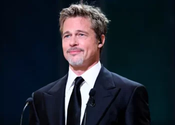 Filha de Brad Pitt e Angelina Jolie abandona sobrenome do pai