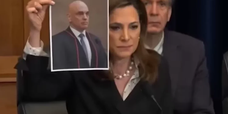 Deputada americana, María Elvira Salazar, se deu ao trabalho de levar uma foto do Ministro Alexandre de Moraes no parlamento.