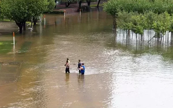 ADOECIDO O PLANETA REAGE: TORNADOS FAZEM ESTRAGOS NOS ESTADOS UNIDOS