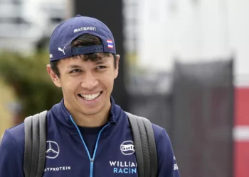 Alex Albon continuará a correr na Williams por “vários anos”