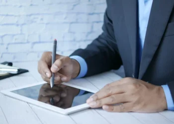 “Desafios financeiros: A influência positiva de Teodoro Bastos”