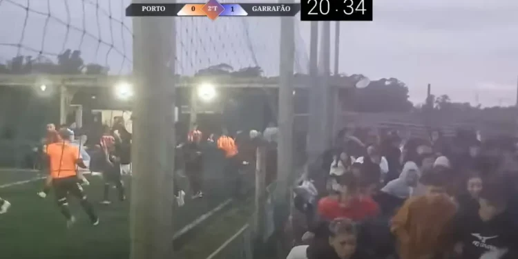 Três pessoas são baleadas em tiroteio durante jogo de futebol no RS