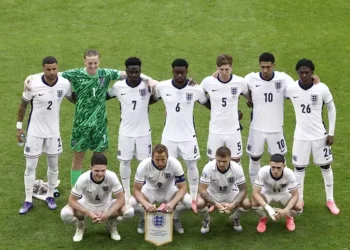 EXCETO PELOS ESPANHÓIS, O REINO UNIDO COM GRITO PRESO NA GARGANTA, SE PREPARA PARA COMEMORAR O TÍTUTO COM IMIGRANTES DO MUNDO INTEIRO.