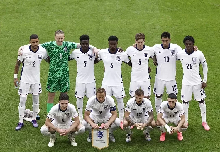 EXCETO PELOS ESPANHÓIS, O REINO UNIDO COM GRITO PRESO NA GARGANTA, SE PREPARA PARA COMEMORAR O TÍTUTO COM IMIGRANTES DO MUNDO INTEIRO.