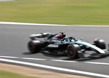 Dois Mercedes na frente em Silverstone