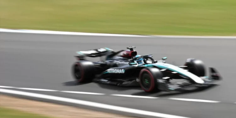 Dois Mercedes na frente em Silverstone