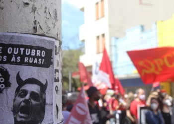 “Desmistificando a Política: Realidade além dos estereótipos”