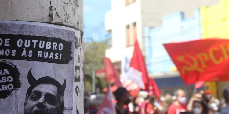“Desmistificando a Política: Realidade além dos estereótipos”