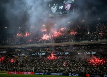 Polícia intervém e efeito de gás paralisa jogo entre Atlético-MG e San Lorenzo; veja