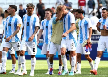 Paris 2024: Argentina bate o Iraque e vence a primeira no futebol masculino
