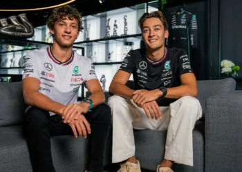 Há um novo Kimi na F1. Antonelli substitui Hamilton na Mercedes em 2025