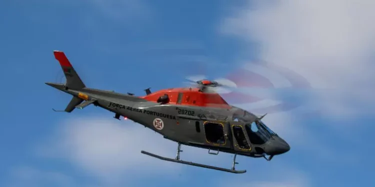 Um helicóptero de combate a incêndios caiu no rio Douro, na região de Peso da Régua, ao final da manhã desta sexta-feira.