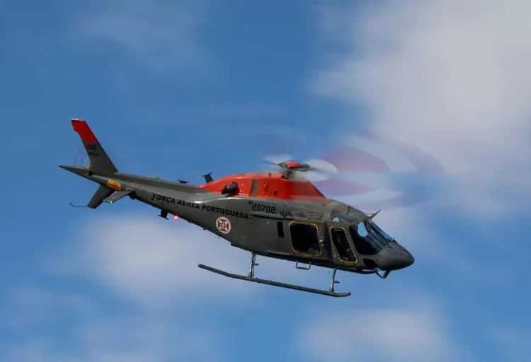 Um helicóptero de combate a incêndios caiu no rio Douro, na região de Peso da Régua, ao final da manhã desta sexta-feira.