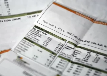 Aneel aciona bandeira vermelha 2 em outubro e conta de energia elétrica ficará mais cara