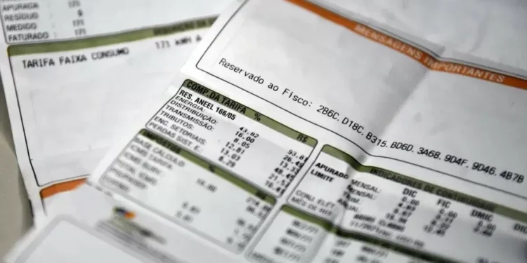 Aneel aciona bandeira vermelha 2 em outubro e conta de energia elétrica ficará mais cara