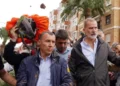 rei Felipe VI e a rainha Letizia foram recebidos com lama pela população após enchentes em Espanha