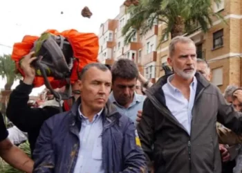 rei Felipe VI e a rainha Letizia foram recebidos com lama pela população após enchentes em Espanha