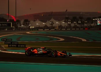 Pole de Norris coloca uma mão da McLaren no título de equipas de F1