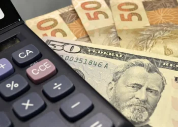 Dólar volta a subir e fecha a R$ 6,00 após alta da Selic
