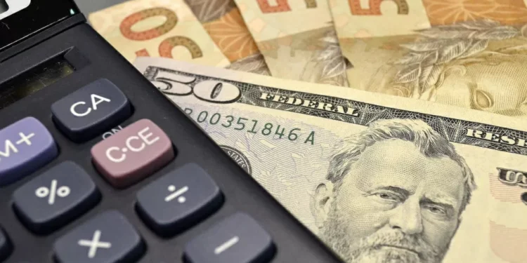 Dólar volta a subir e fecha a R$ 6,00 após alta da Selic