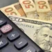 Dólar volta a subir e fecha a R$ 6,00 após alta da Selic