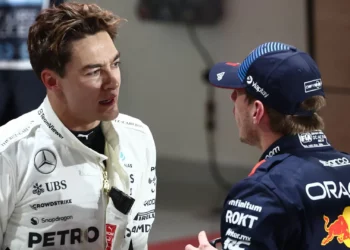 “Alguém precisa de fazer frente a este ‘bully'”: Russell fartou-se de Verstappen