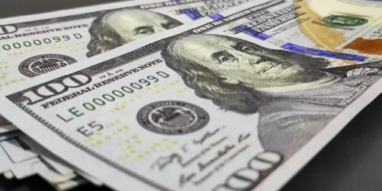 Dólar fecha o dia a R$ 6,17, mas termina 2024 com alta de 27% em relação ao real