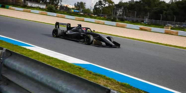 Entre roncos e esperanças, passámos uma manhã com Ivan Domingues no autódromo do Estoril