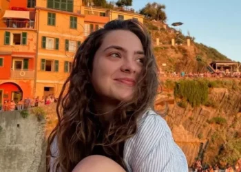 Turista de 26 anos morre após teto desabar