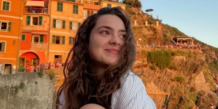 Turista de 26 anos morre após teto desabar