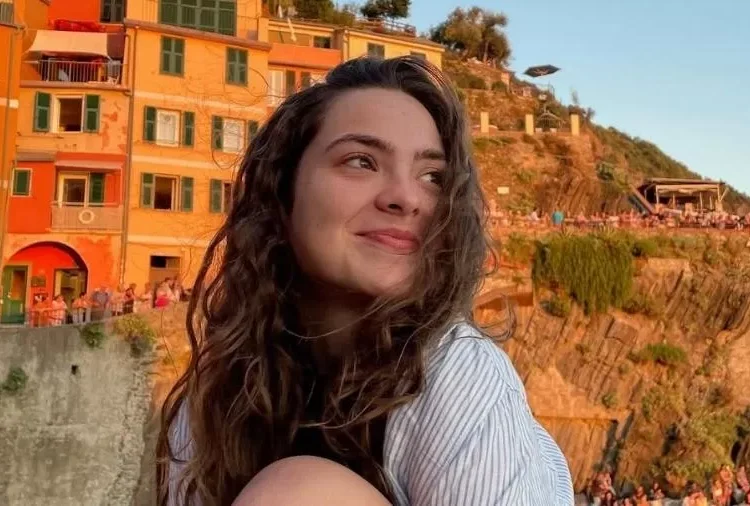 Turista de 26 anos morre após teto desabar