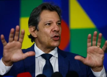 Desafio não será isentar Imposto de Renda, mas compensar com quem não paga imposto, afirma Haddad