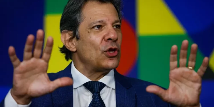 Desafio não será isentar Imposto de Renda, mas compensar com quem não paga imposto, afirma Haddad