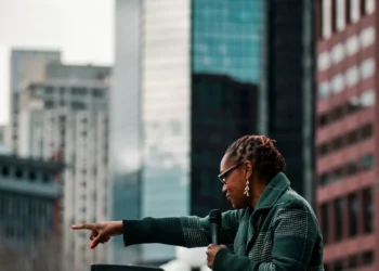 “A Importância da Política na Sociedade Moderna”