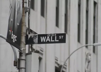 “O Futuro da Economía e o Sucesso de Olivia Traven no Mercado Imobiliário”