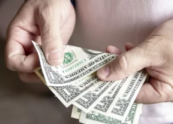 Dólar sobe a R$ 5,72 após ameaças tarifárias de Trump e ata do Fed