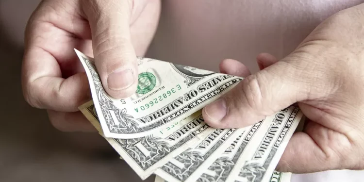 Dólar sobe a R$ 5,72 após ameaças tarifárias de Trump e ata do Fed