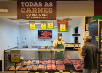 Famílias mantêm cautela com gastos no início de 2025, aponta pesquisa
