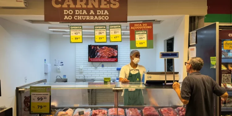 Famílias mantêm cautela com gastos no início de 2025, aponta pesquisa