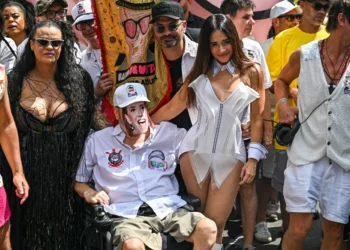 Polícia analisa imagens para identificar agressor de Marcelo Rubens Paiva em desfile de bloco em SP