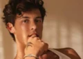 Shawn Mendes mostra que é ‘devoto’ do Brasil e faz referência a Fernanda Torres no Lollapalooza
